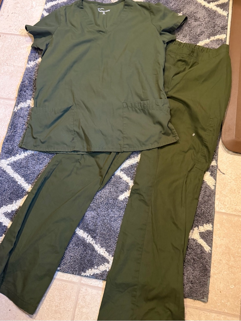 Buttersoft women’s nursing Olive Green Scrub Pants & Top Set! S/M